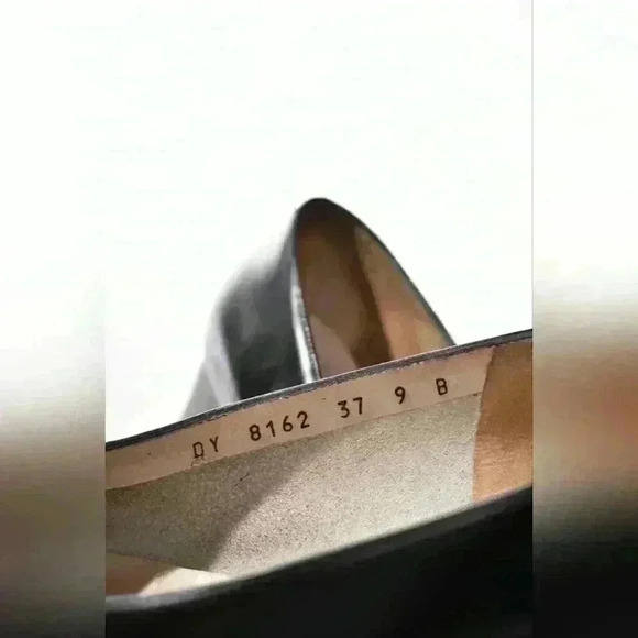 SALVATORE FERRAGAMO Black Leather Chain Vara Gancini Pump Heel 9US 39EU  B Italy - Picture 10 of 10